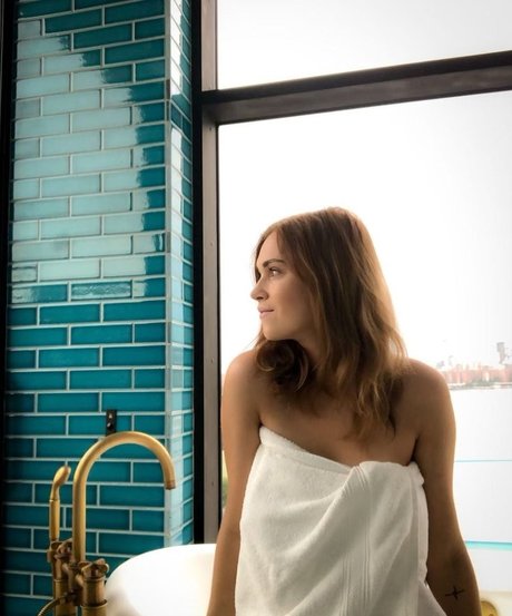 Eliza Taylor pornographic model archive