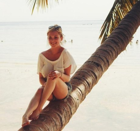 Eliza Taylor model perfect pic