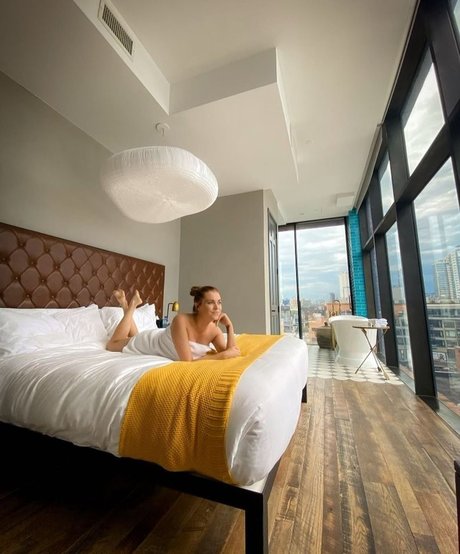 Eliza Taylor high quality model pictures