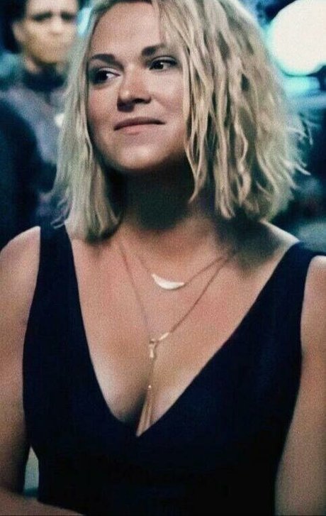 Eliza Taylor sexy star pictures