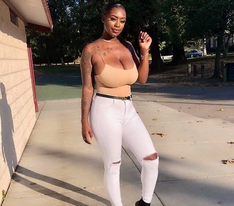 NonnieBaby best model photo