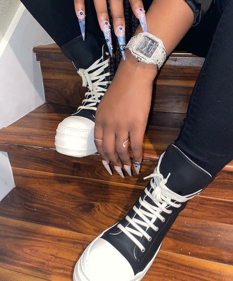 NonnieBaby erotic actress pictures