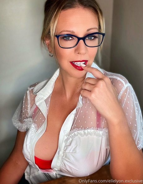 ellelyon exclusive model nude pics