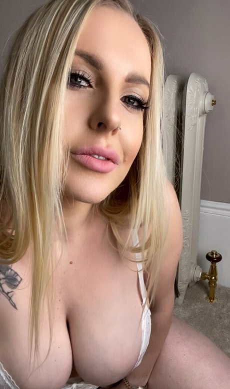 Lucy Tease model high quality image