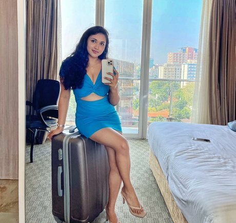 Nimesha Jayarathne model picture