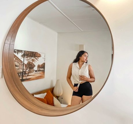 Nimesha Jayarathne model top image