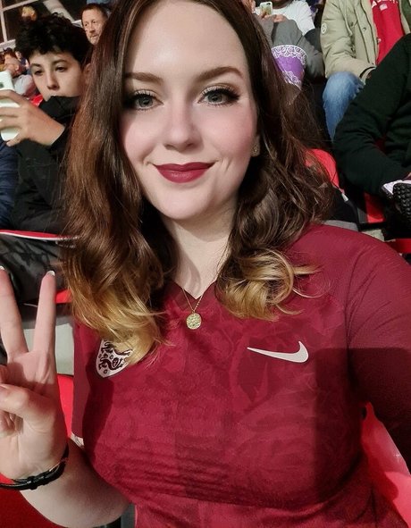 Chloe Holt star top img