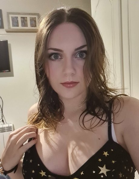 Chloe Holt top actress pics