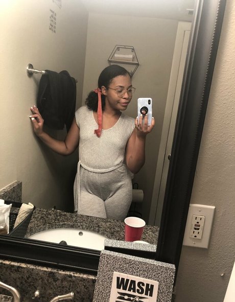 amibuefree naked actress gallery