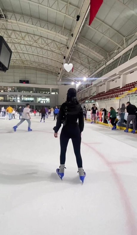 aysgencc hot actress picture