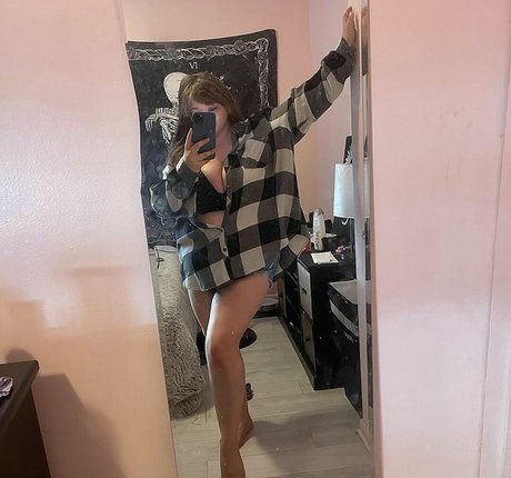 Emaliehall sexy actress pics