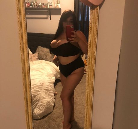 Emaliehall model pretty image