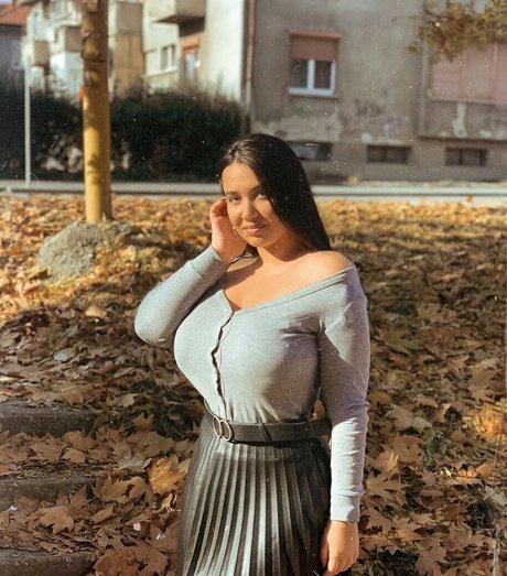 Emina Jahi free actress pic