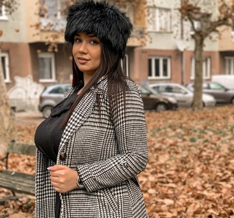 Emina Jahi model nice pic