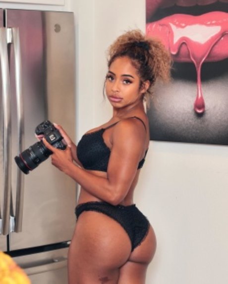 Qimmah Russo pretty model photos