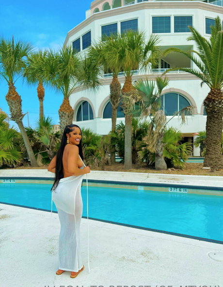 Lola Teases pornstar beautiful images