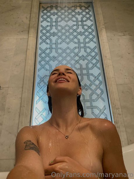 Maryana Ro model erotic pictures