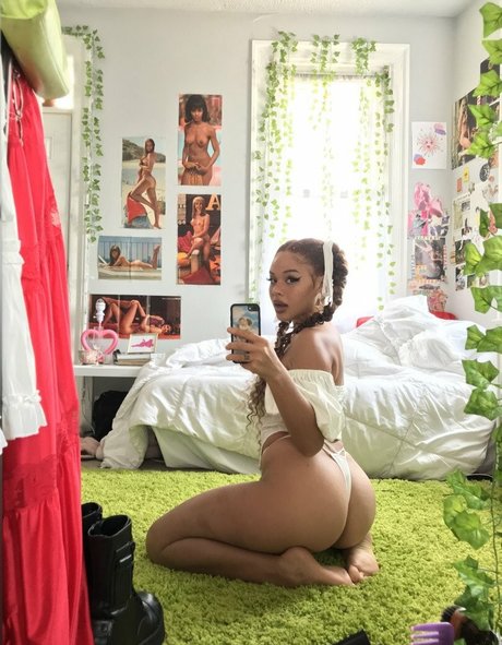 Naomij sexy model picture