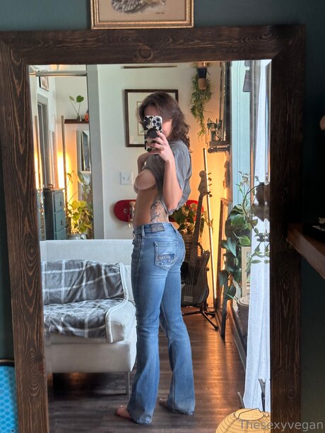 Thesexyvegan erotic model pic