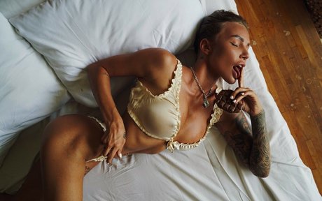 Anna Aksyuk art star gallery