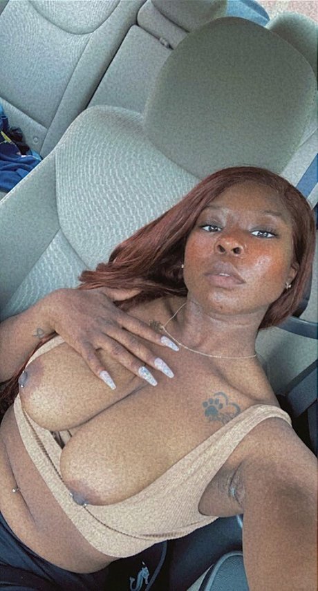 thick trixxx nude model photo