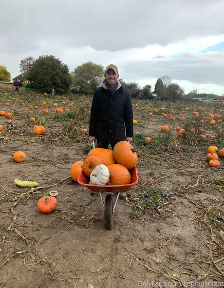 Sophia Knight sexy star pics