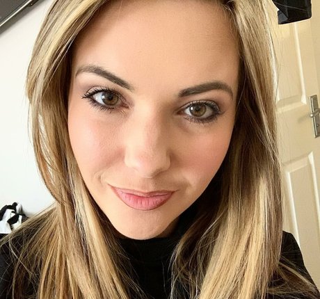 Sophia Knight model perfect pictures