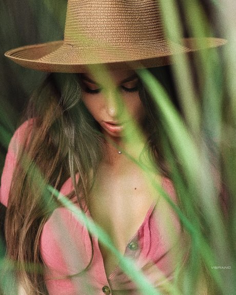 Daria Shy nude model image