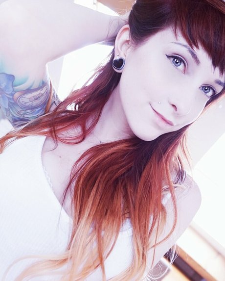 IvyLaura hd pornstar photos