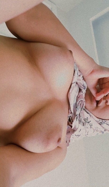 The Celine Cinnamon star sexy image