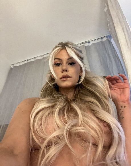 Emisecrets star nude image