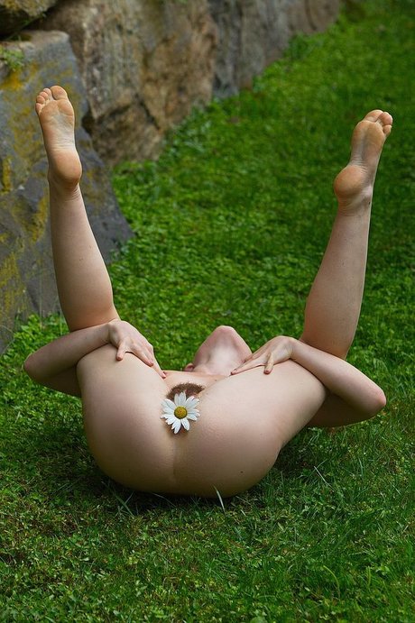 Keira Grant nice actress pics