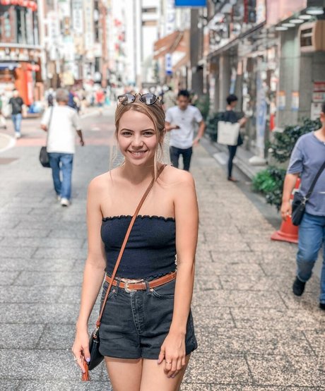 Bobbi Althoff adult star img