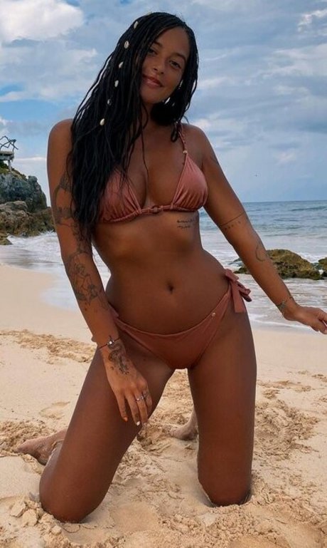 Karolina Meschino naked actress image