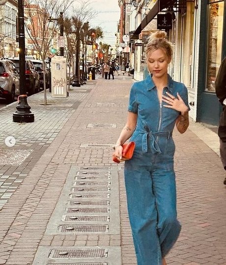 Grace VanderWaal model top pictures