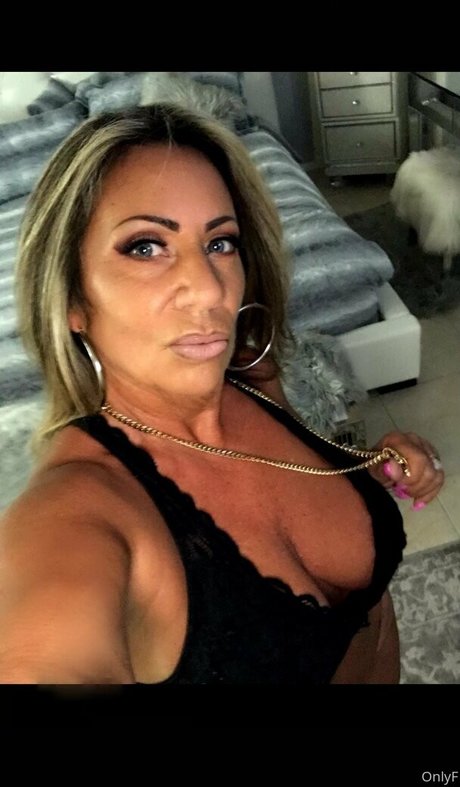 hottotrottots exclusive model picture