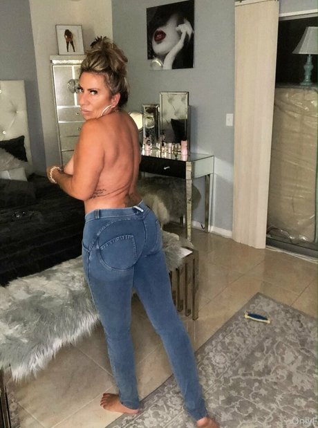 hottotrottots model hot img