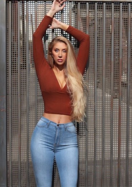 Elle Van Schaik perfect model images