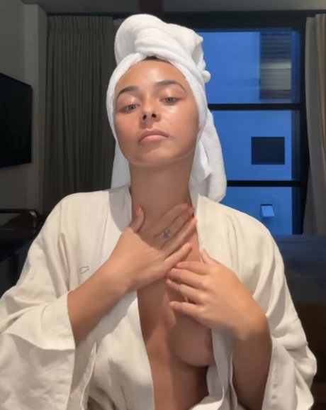 Brooke Blurton Photo Gallery