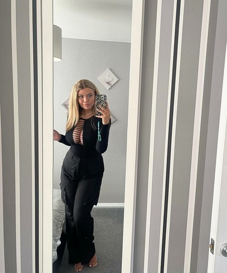 Molly Georgia Leach erotic actress gallery