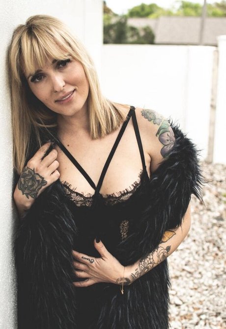 Robin Love hot actress img