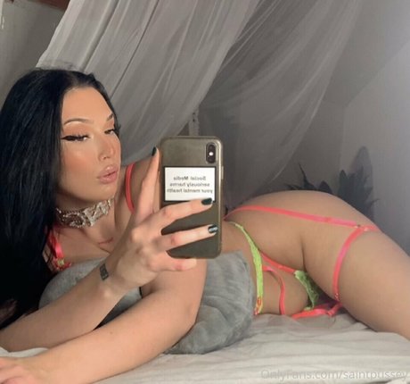 Saintpussey model porn galleries