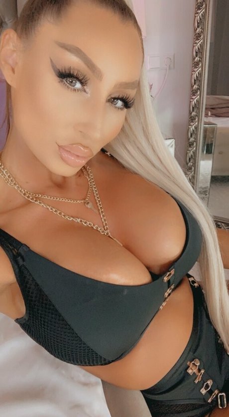 Sexyvenera model hot photos