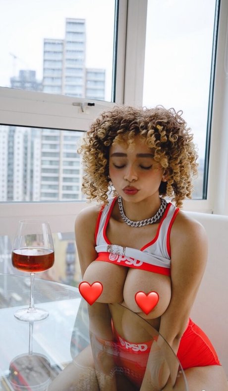 Kiara Peachy naked model pic