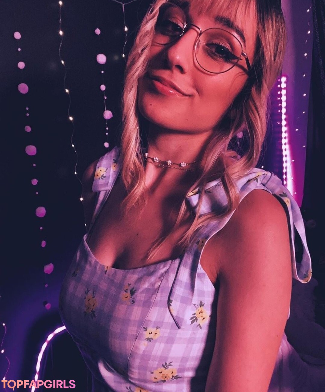 Maya ASMR model free photo