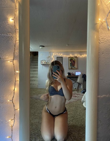 Lily Hale pornographic actress img