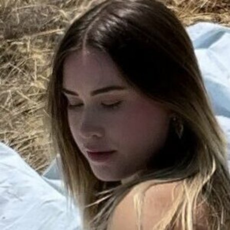 Lily Hale naked model photo