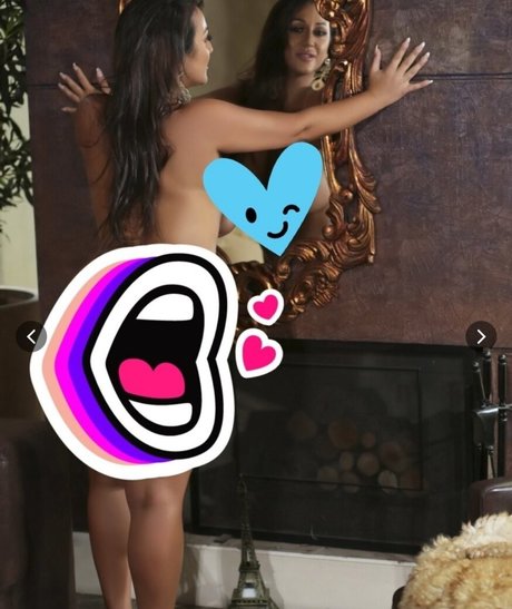 female popular onlyfans nude image