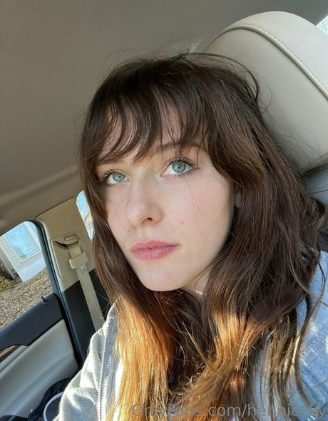 henniesky adult model img