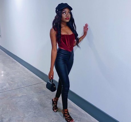 flat chested onlyfans exclusive pictures